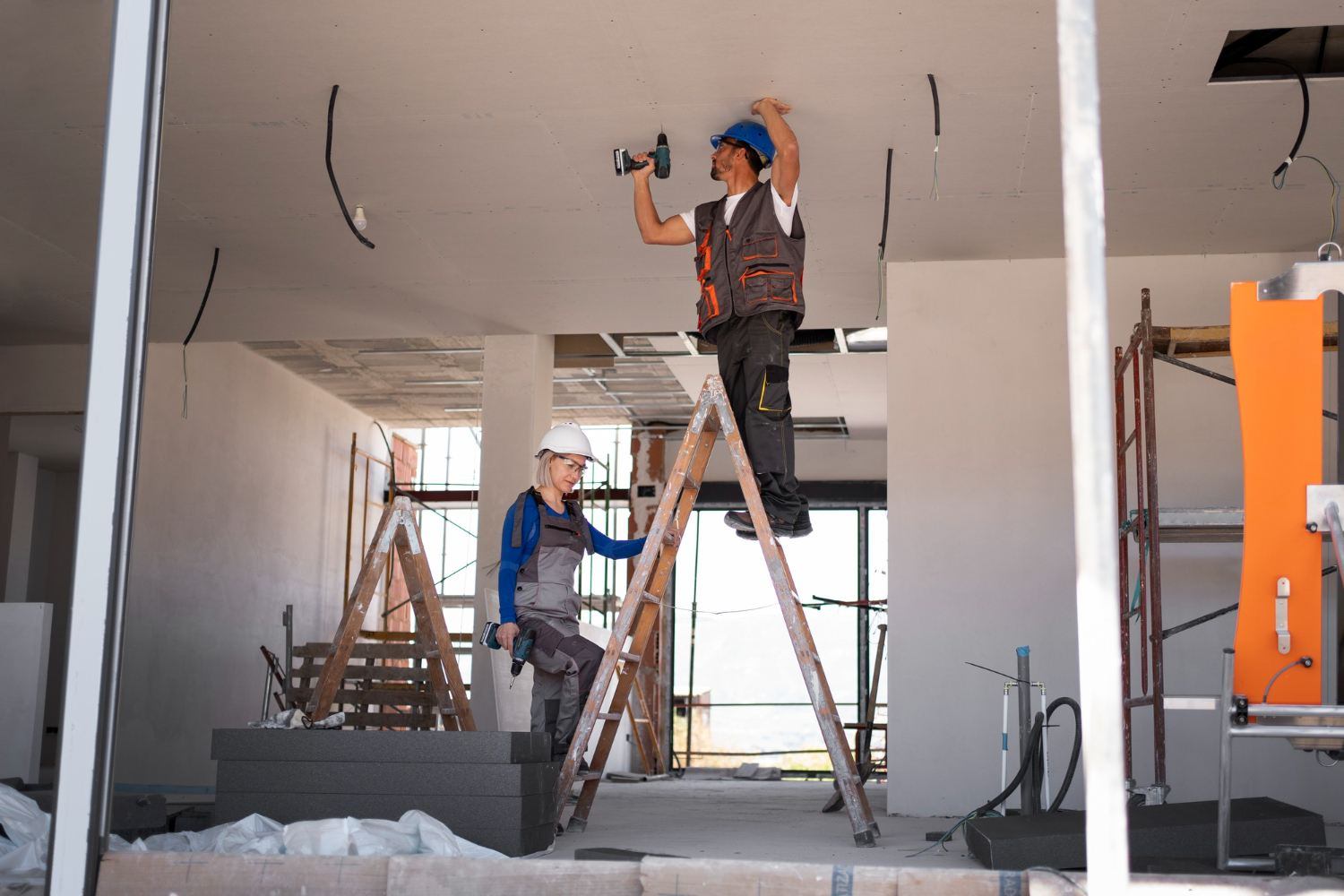 Construção e reparo profissional de escritórios: RenoQubefaze